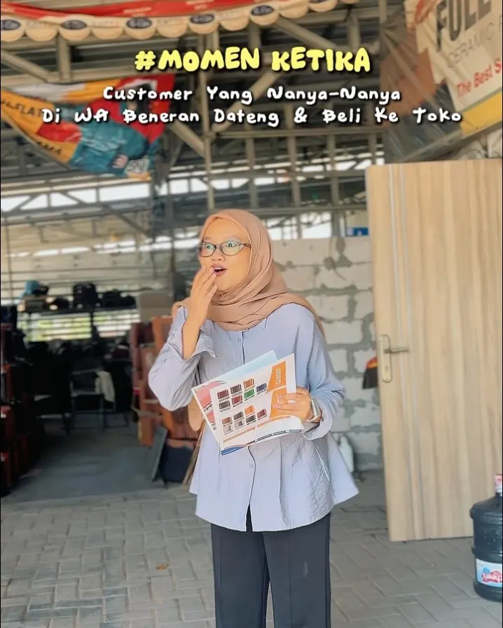 Pelanggan datang langsung ke toko genteng di Kebraon Surabaya