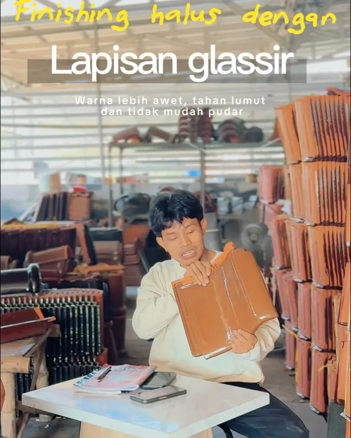 Contoh genteng keramik berlapis glasir