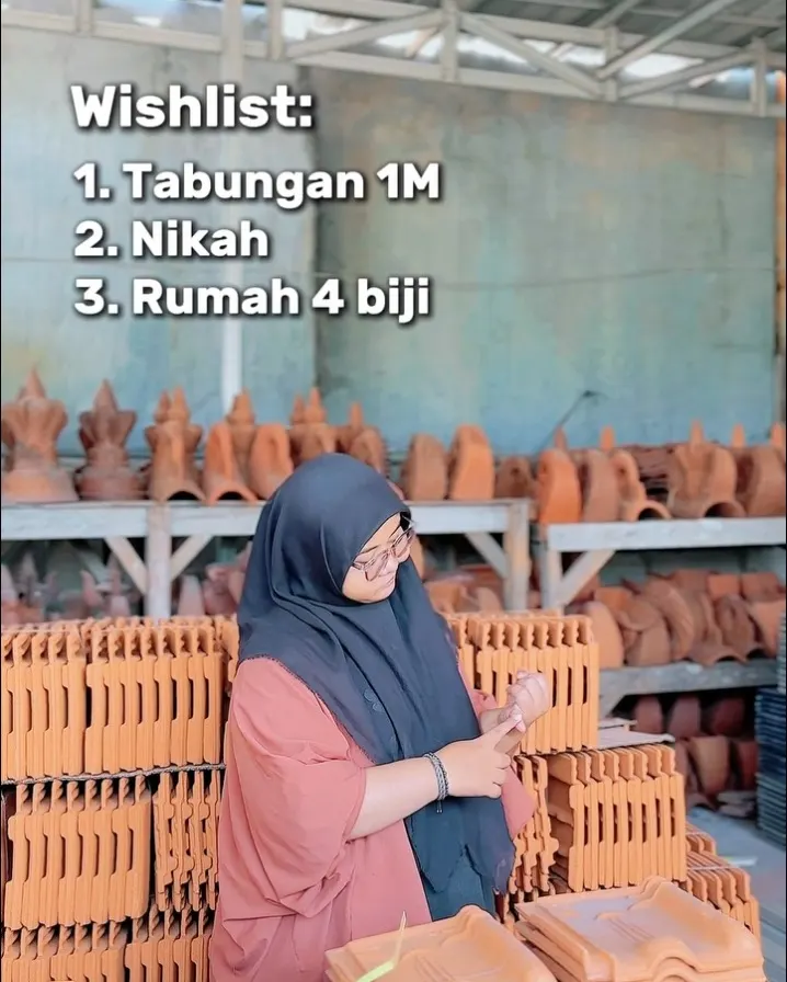 Genteng tanah liat dan ornamen bubungan di gudang